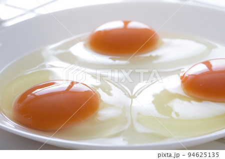 キッチンの白タイルに卵、食材の卵のイメージ　背景 94625135