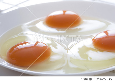 キッチンの白タイルに卵、食材の卵のイメージ 背景 キッチンの白タイルに卵、食材の卵のイメージ 背景 94625135