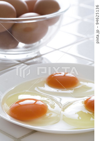 キッチンの白タイルに卵、食材の卵のイメージ 背景 キッチンの白タイルに卵、食材の卵のイメージ 背景 94625136
