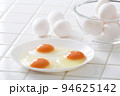 キッチンの白タイルに卵、食材の卵のイメージ　背景 94625142