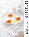 キッチンの白タイルに卵、食材の卵のイメージ　背景 94625143