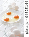 キッチンの白タイルに卵、食材の卵のイメージ　背景 94625144