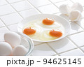 キッチンの白タイルに卵、食材の卵のイメージ　背景 94625145