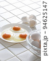 キッチンの白タイルに卵、食材の卵のイメージ　背景 94625147