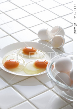 キッチンの白タイルに卵、食材の卵のイメージ　背景 94625147