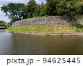 彦根城・水堀に囲まれた古い石垣 94625445