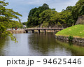 彦根城の堀と木造の橋	 94625446