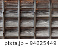 伝統的な日本建築の下見板張りの壁	 94625449