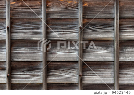 伝統的な日本建築の下見板張りの壁	 94625449