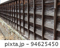 日本の伝統的な下見板張りの壁 94625450