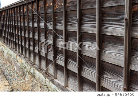 日本の伝統的な下見板張りの壁 94625450