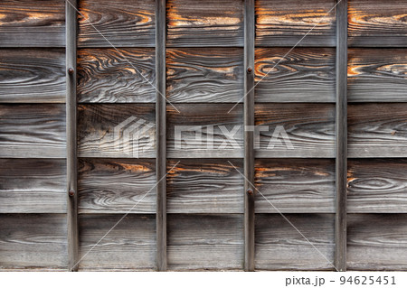 伝統的な日本建築の下見板張りの壁	 94625451