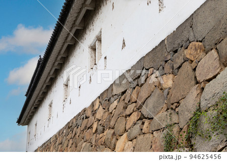 石垣と白い土塀からなる高い城壁 94625456