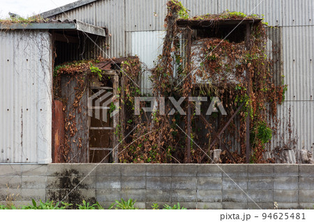 日本の岡山県岡山市のとても古くて美しい建造物 94625481