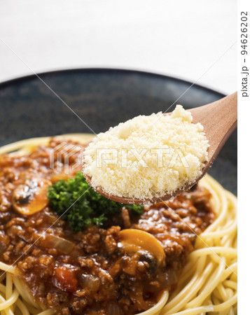 スパゲッティミートソースに粉チーズをかける スパゲッティミートソースに粉チーズをかける 94626202