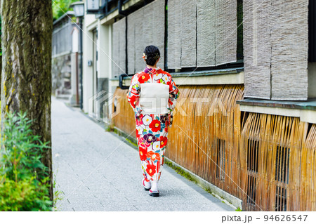 着物姿で竹矢来が並ぶ京都の街並みを歩く女性 着物姿で竹矢来が並ぶ京都の街並みを歩く女性 94626547