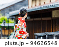 京都の街並みを歩く着物姿の女性 94626548