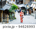 京都の街並みを歩く着物姿の女性 94626993