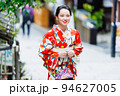 京都の街並みを歩く着物姿の女性 94627005