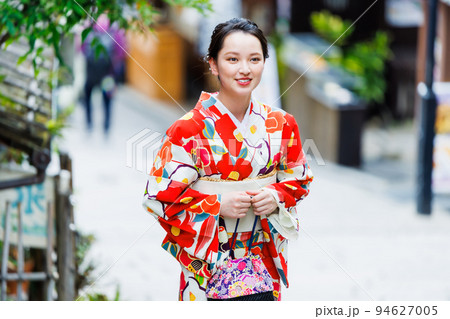 京都の街並みを歩く着物姿の女性 京都の街並みを歩く着物姿の女性 94627005
