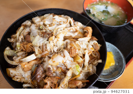日本の岡山県真庭市の蒜山高原のとても美味しいホルモン丼 94627031