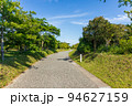 山口きらら博記念公園大芝生広場の遊歩道2(山口県山口市阿知須) 94627159