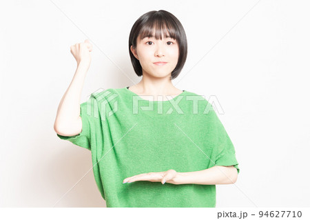 納得のポーズをする若い女性 94627710