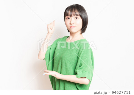 納得のポーズをする若い女性 納得のポーズをする若い女性 94627711