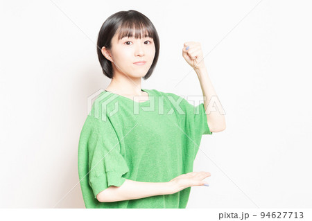 納得のポーズをする若い女性 94627713