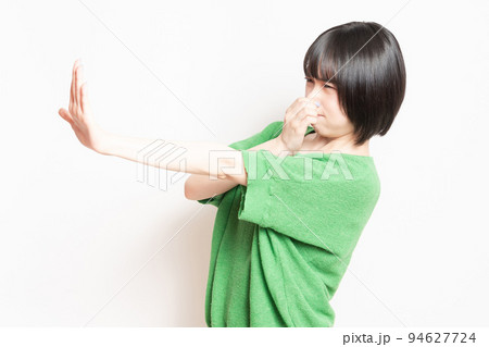 悪臭に困って鼻をつまんでいる若い女性 悪臭に困って鼻をつまんでいる若い女性 94627724