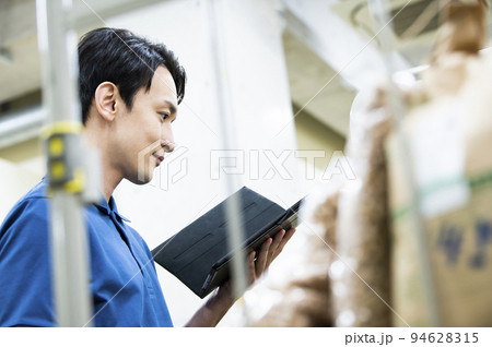 男性 倉庫 検品 品出し 物流倉庫 働く 仕事 男性 倉庫 検品 品出し 物流倉庫 働く 仕事 94628315