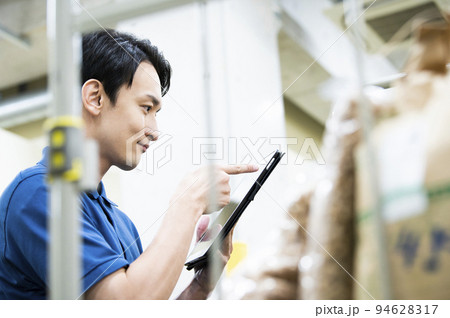 男性　倉庫　検品　品出し　物流倉庫　働く　仕事 94628317