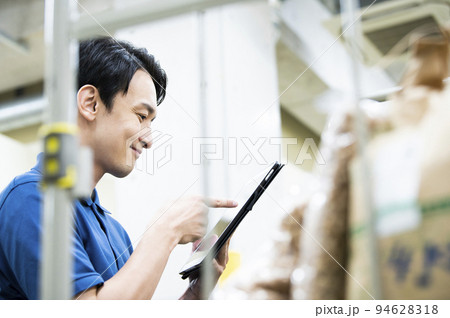 男性　倉庫　検品　品出し　物流倉庫　働く　仕事 94628318