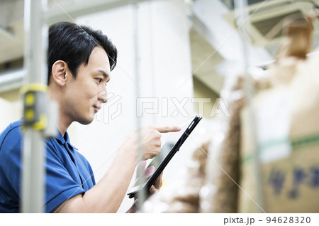 男性　倉庫　検品　品出し　物流倉庫　働く　仕事 94628320