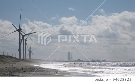 青空と白い雲と風力発電と日本海 青空と白い雲と風力発電と日本海 94628322