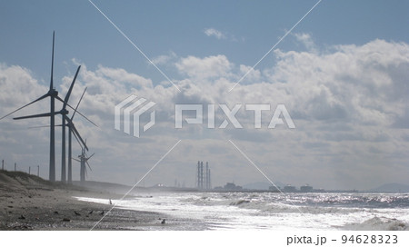 青空と白い雲と風力発電と日本海 青空と白い雲と風力発電と日本海 94628323