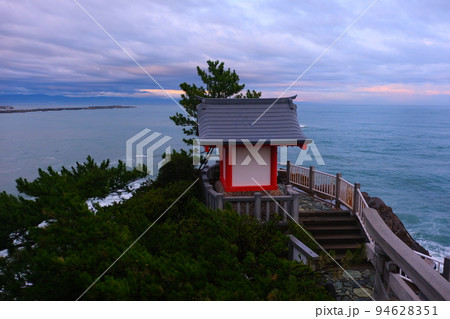桂浜の海岸に建つ龍王宮 94628351