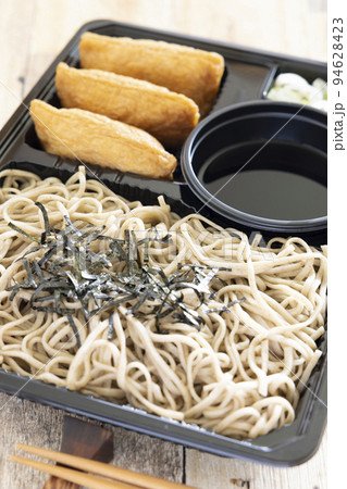 ざる蕎麦といなり寿司のセット 94628423