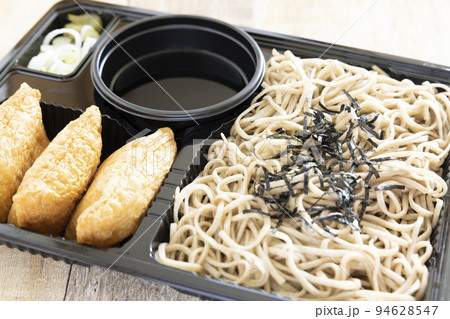 ざる蕎麦と稲荷寿司のセット 94628547