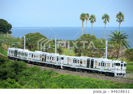 有明海沿いを行く観光列車「ふたつ星4047」（JR九州） 94628631