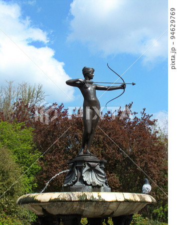 London, Hyde Park The Huntress Fountain in The Rose Garden. 94629769
