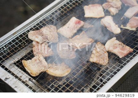 バーベキューで焼いた肉 94629819