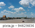 青空の下を流れるチャオプラヤー川 94629836