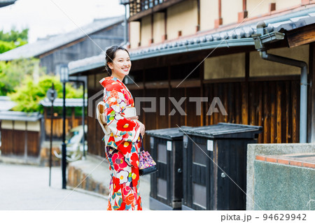 京都の街並みを歩く着物姿の女性 94629942