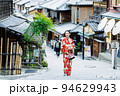 京都の街並みを歩く着物姿の女性 94629943