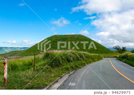 均整の取れた火山「米塚」 阿蘇パノラマラインの名所(熊本県阿蘇市) 均整の取れた火山「米塚」 阿蘇パノラマラインの名所(熊本県阿蘇市) 94629975