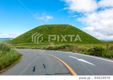 均整の取れた火山「米塚」 阿蘇パノラマラインの名所(熊本県阿蘇市) 均整の取れた火山「米塚」 阿蘇パノラマラインの名所(熊本県阿蘇市) 94629976