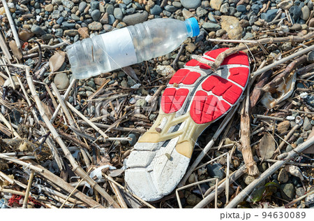 海辺のゴミ 漂流物 海辺のゴミ 漂流物 94630089