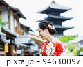 京都の街並みを歩く着物姿の女性 94630097