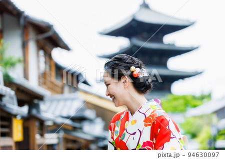 京都の街並みを歩く着物姿の女性 京都の街並みを歩く着物姿の女性 94630097